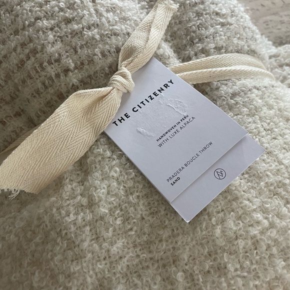 The Citizenry Handcrafted Peruvian Textile - Picture 6 of 9